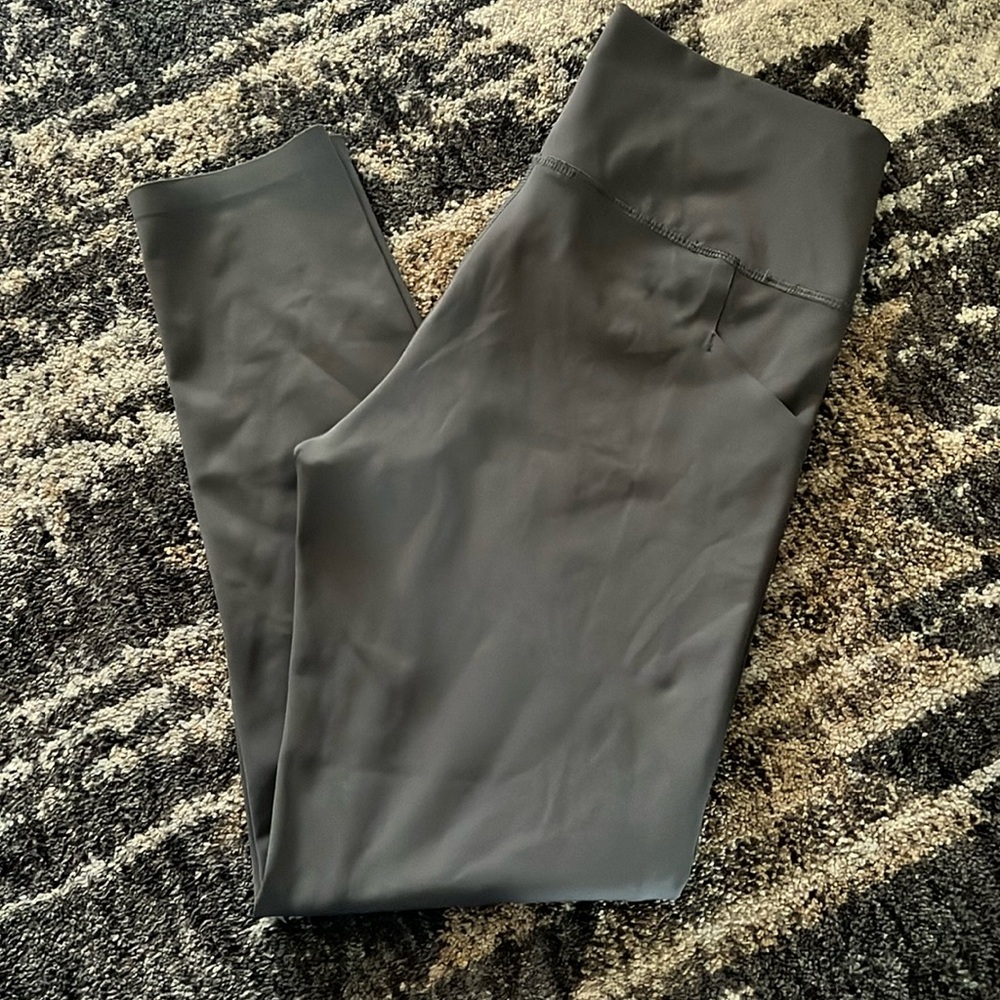 Women’s grey high waisted leggings with side pockets Medium
